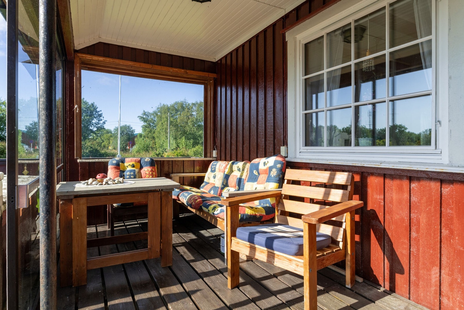 Lun, overbygd veranda med gode solforhold. Galleribilde