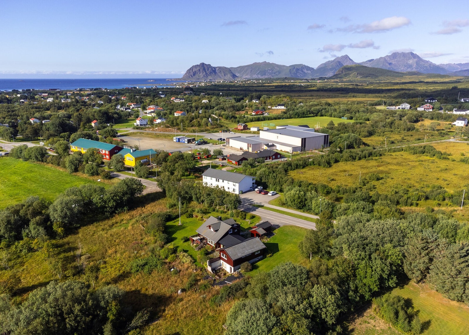 Kort gangavstand til diverse service-, fritids- og forretningstilbud, samt barneskole og barnehage. Galleribilde