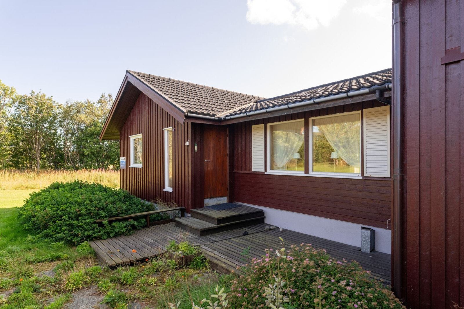 Bi-inngang som leder til tilbygget stue, to soverom og bad. Galleribilde