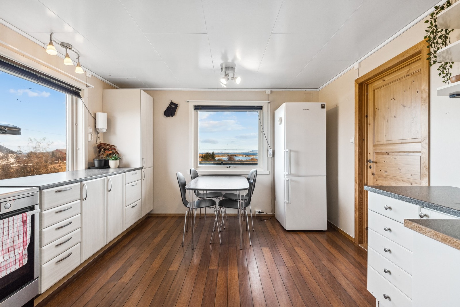 Fin utsikt spiseplass på kjøkken Galleribilde