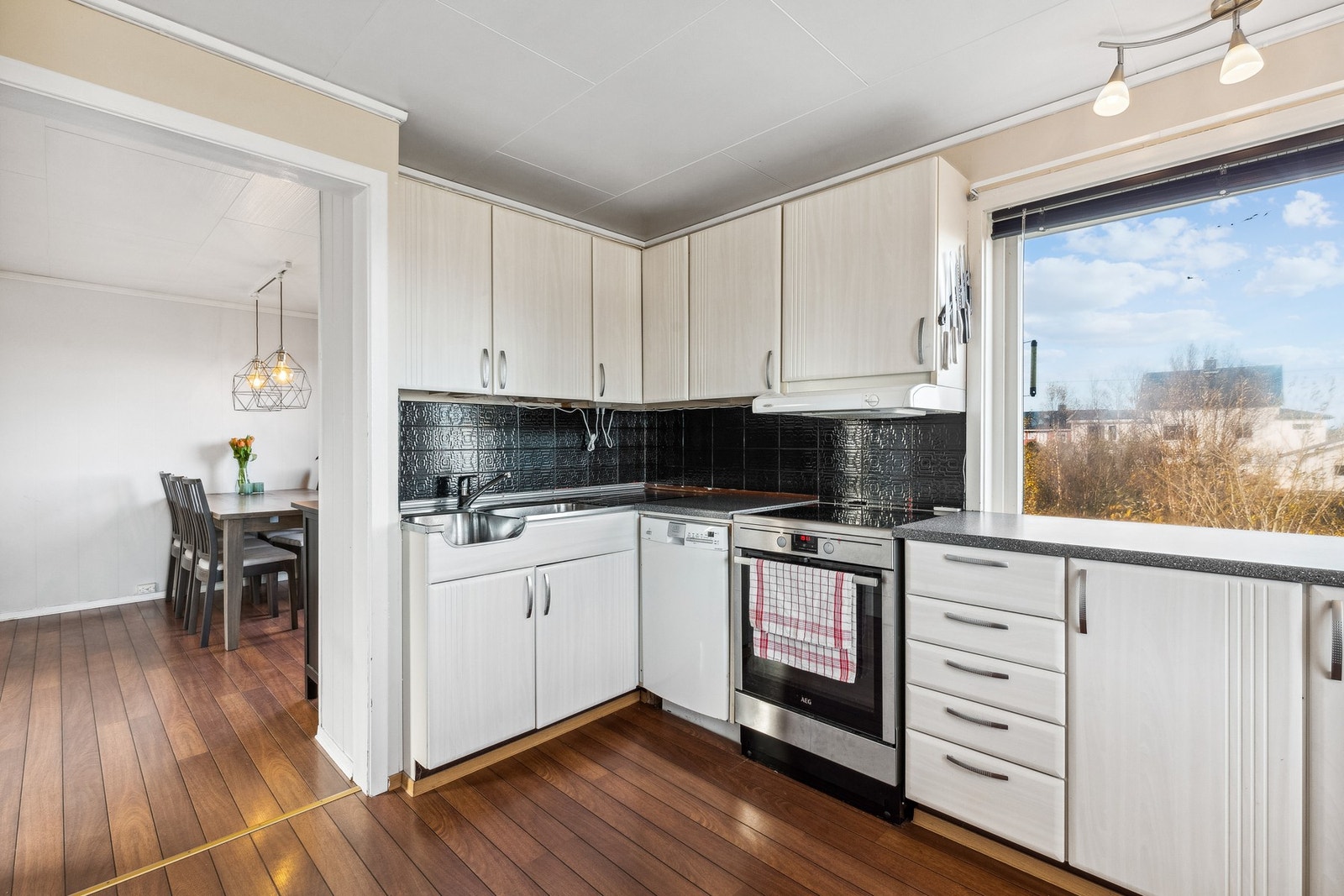 Kjøkkenet har innredning med profilerte fronter Galleribilde