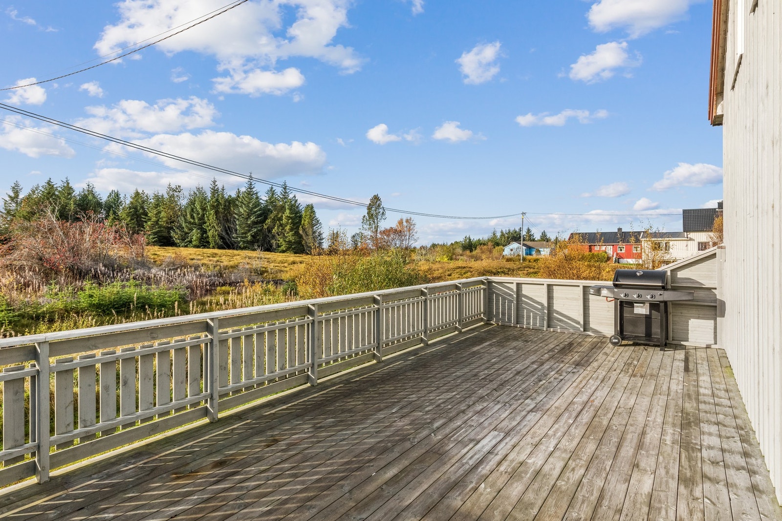 Romslig sydvestvendt veranda Galleribilde