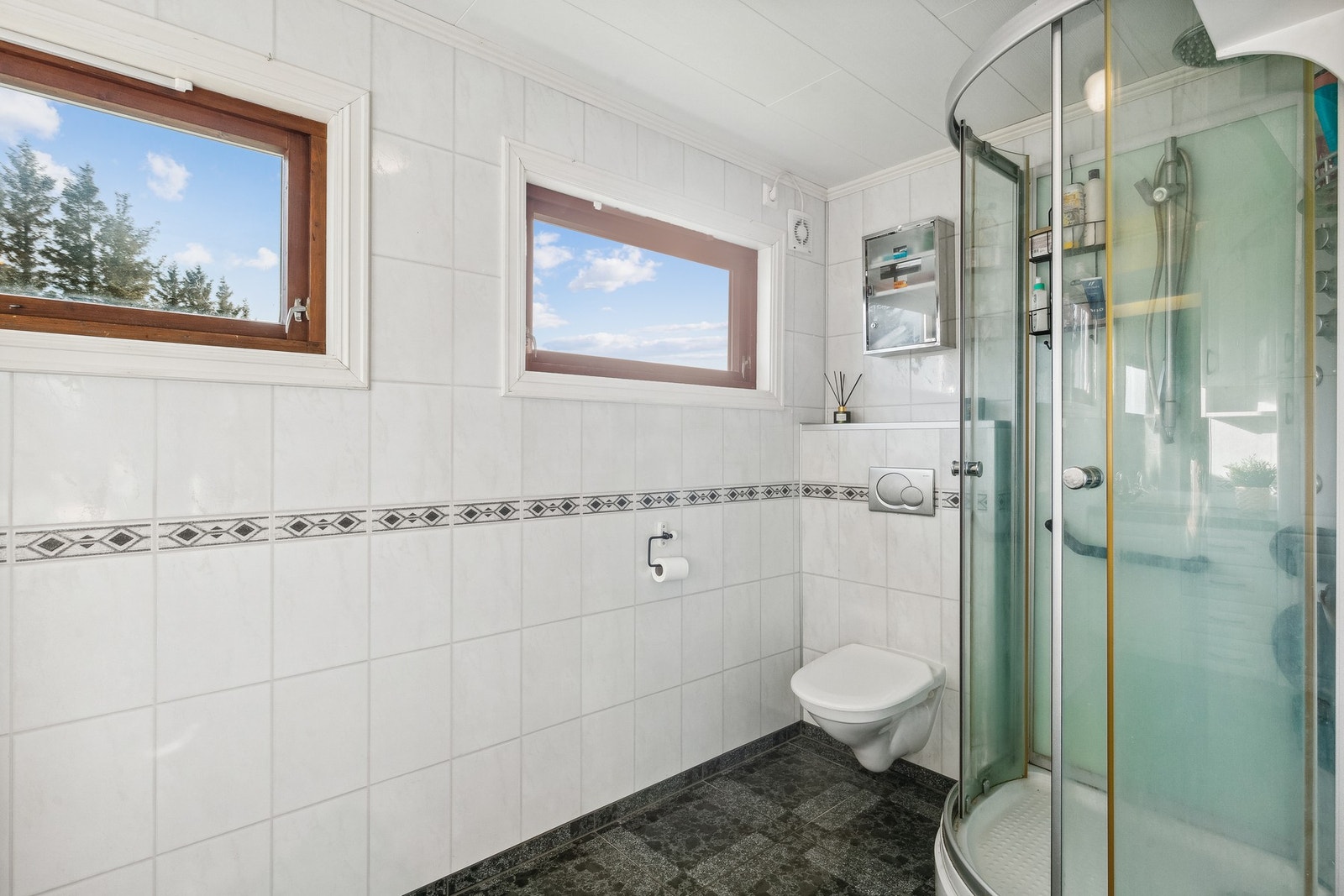 Flislagt gulv og baderomsplater på vegg Galleribilde