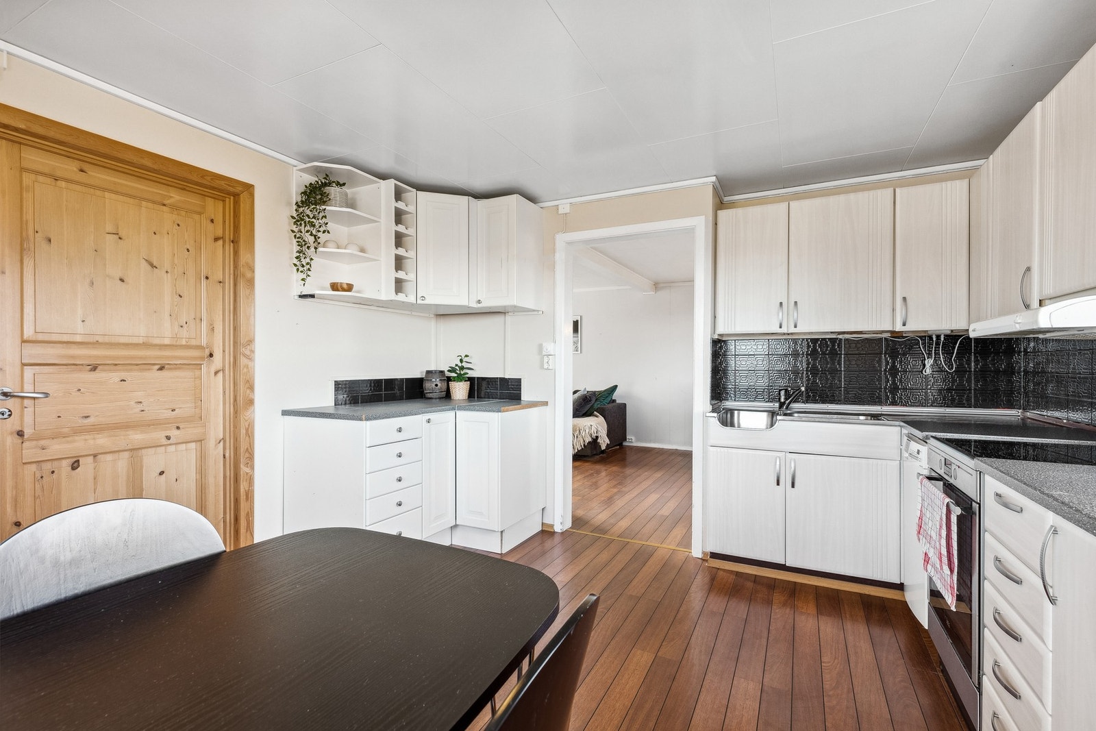 Godt med benke- og skapplass på kjøkken Galleribilde