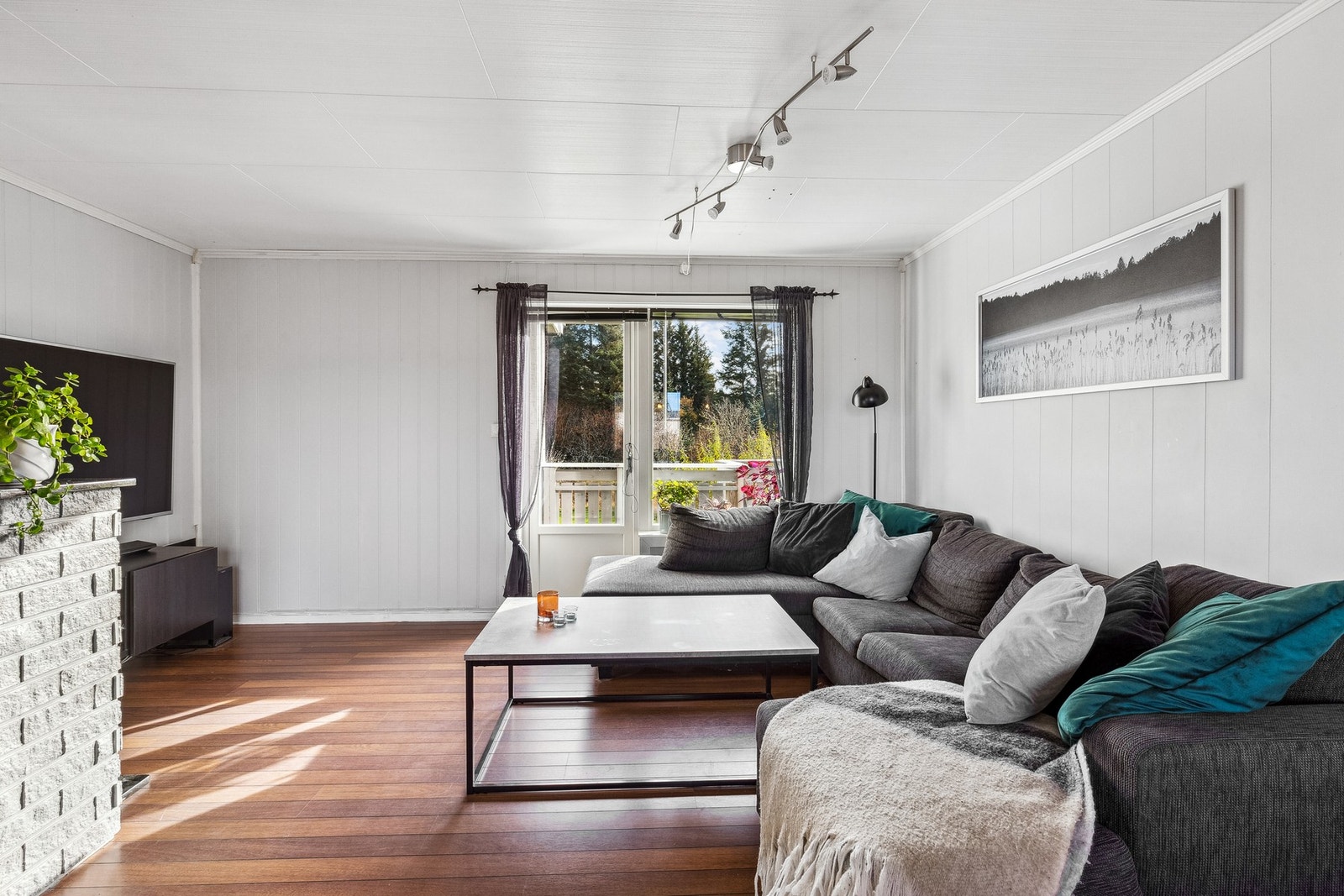 Fra stue er det utgang til sydvestvendt veranda Galleribilde