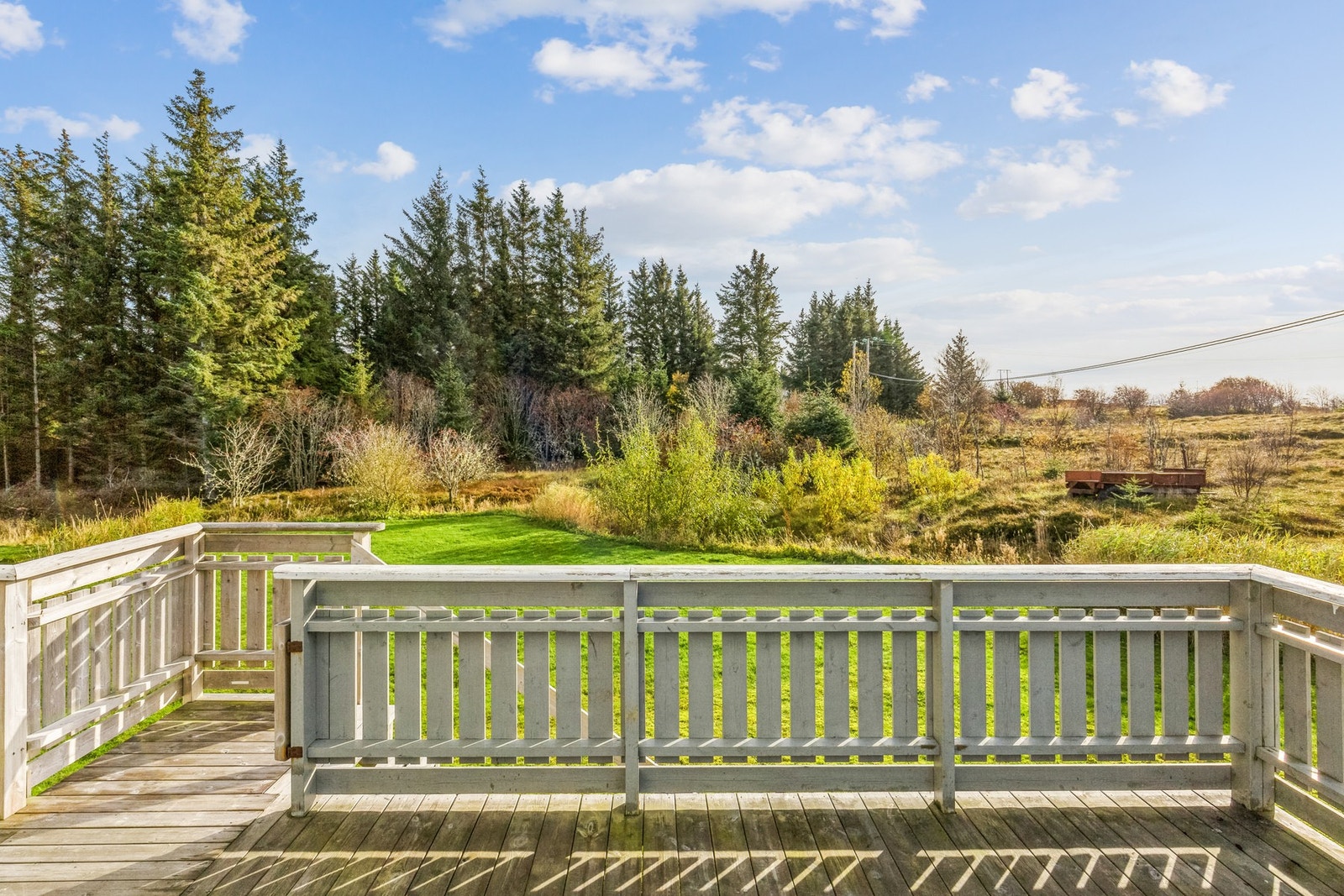 Fra veranda er det trapp ned til hageområde Galleribilde