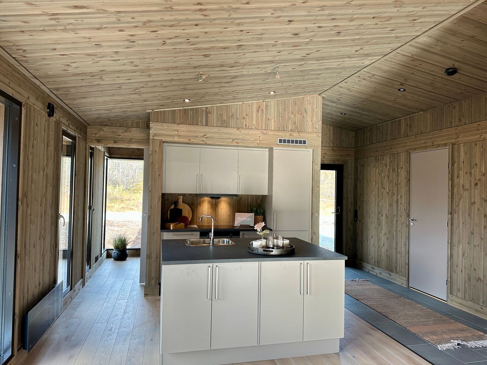 Fra hytten på tomt 38 - HTH-kjøkken med integrerte hvitevarer Galleribilde