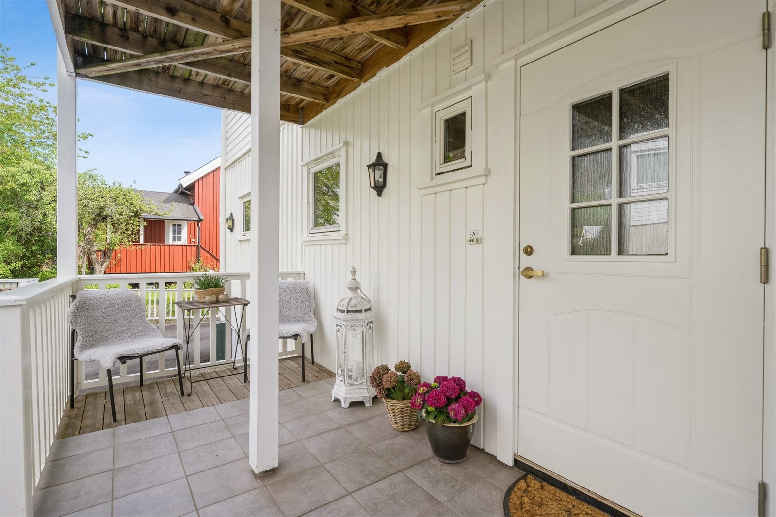 Hyggelig terrasse ved inngangspartiet Galleribilde