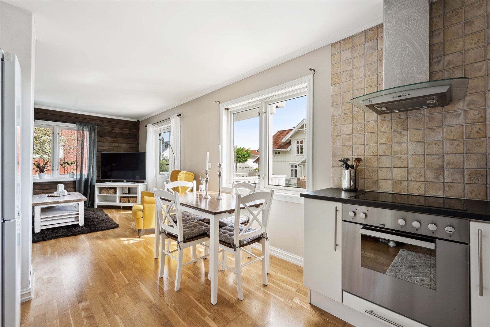 Her er det god plass til kjøkkenbord Galleribilde