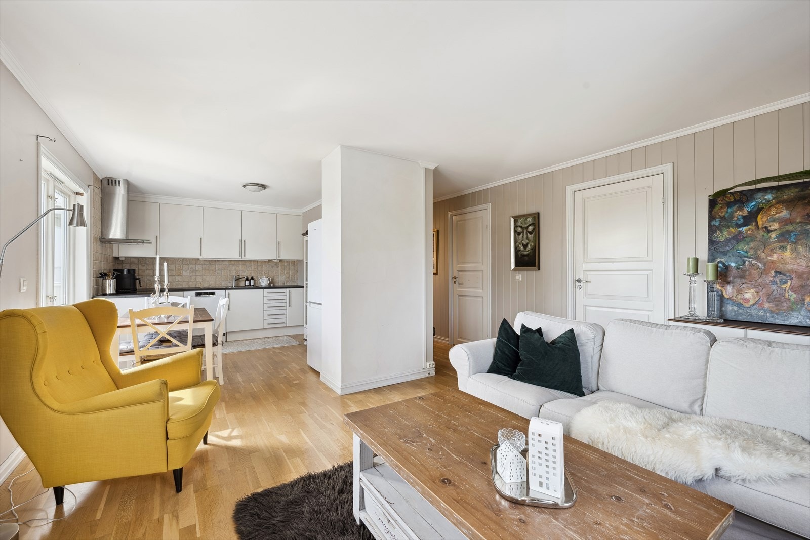 Leiligheten har en hyggelig åpen løsning med stue og kjøkken Galleribilde