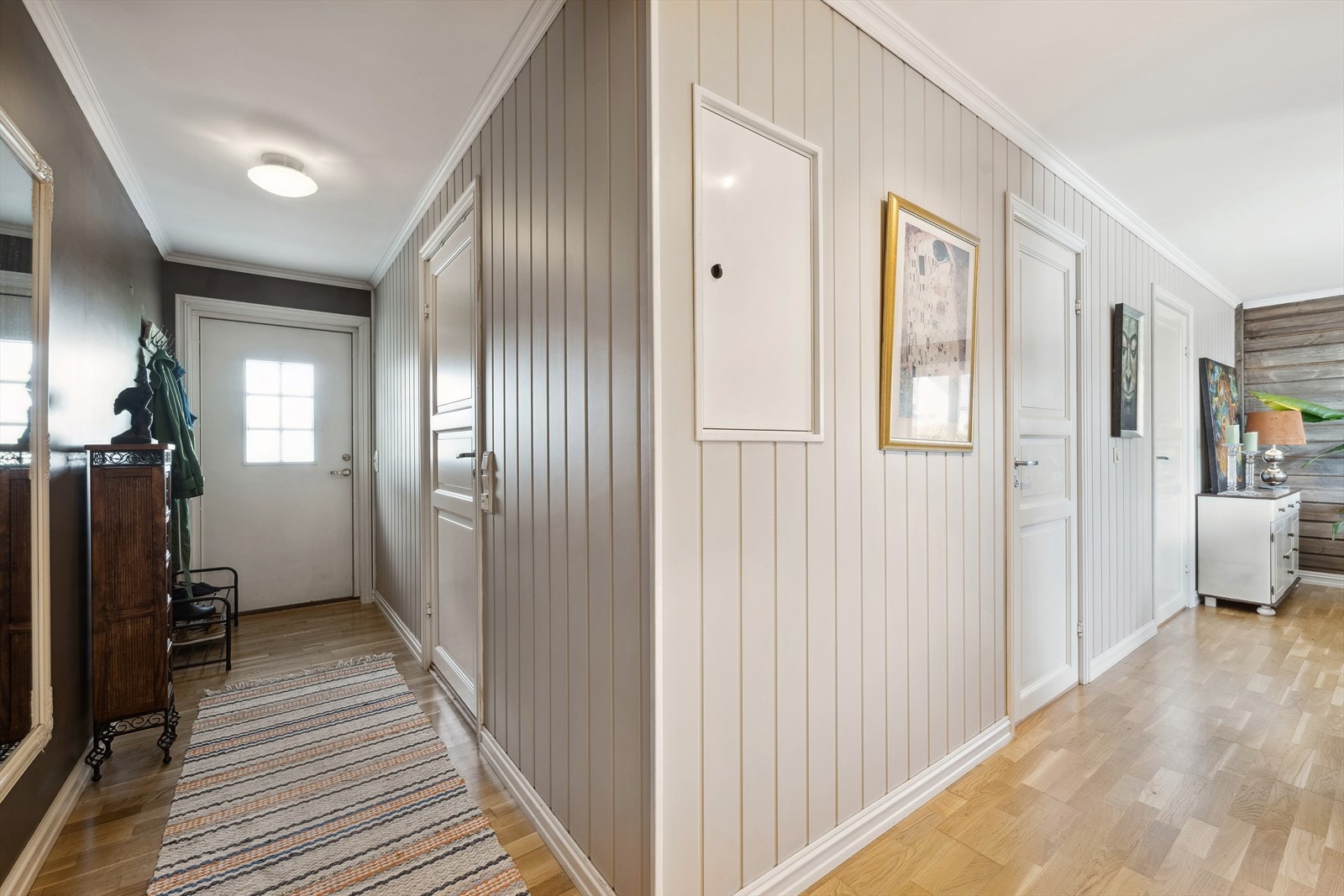 Gang med dør inn til bad og inn til soverom Galleribilde