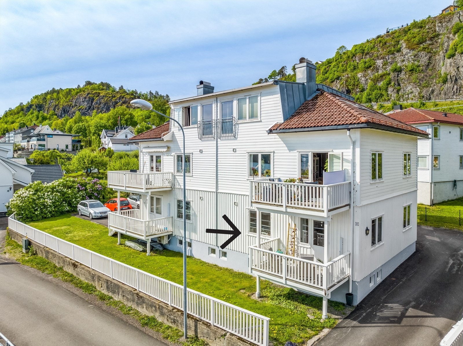 Det er 6 leiligheter i bygget og boder i kjeller Galleribilde