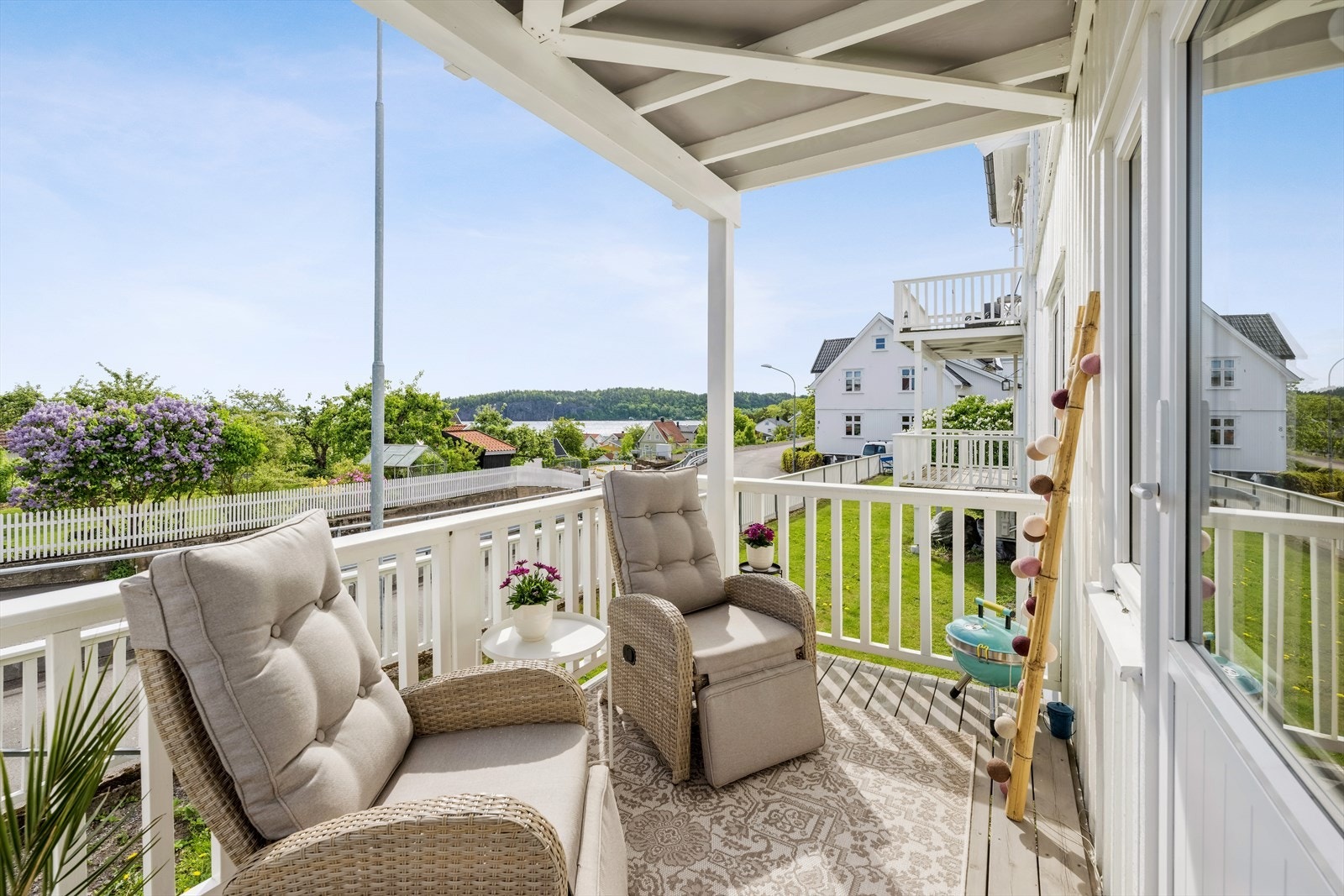 Terrassen har flott sjøutsikt Galleribilde