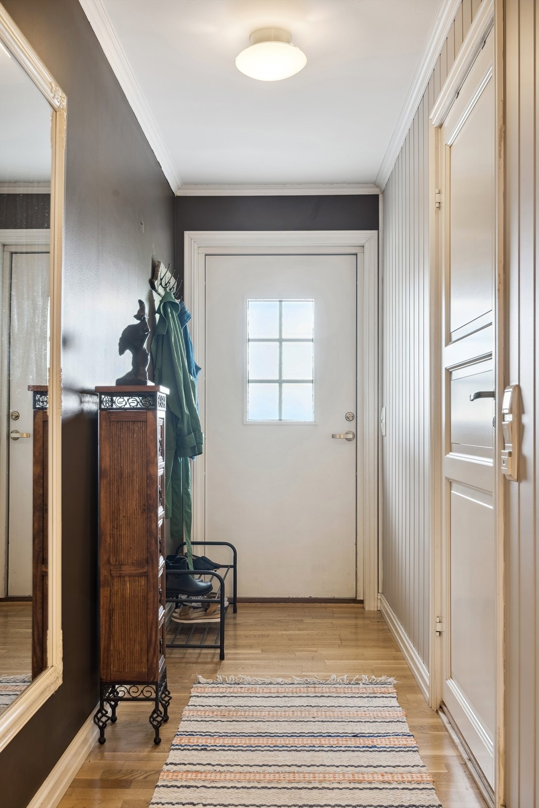 Gang med plass til å henge av seg yttertøy Galleribilde