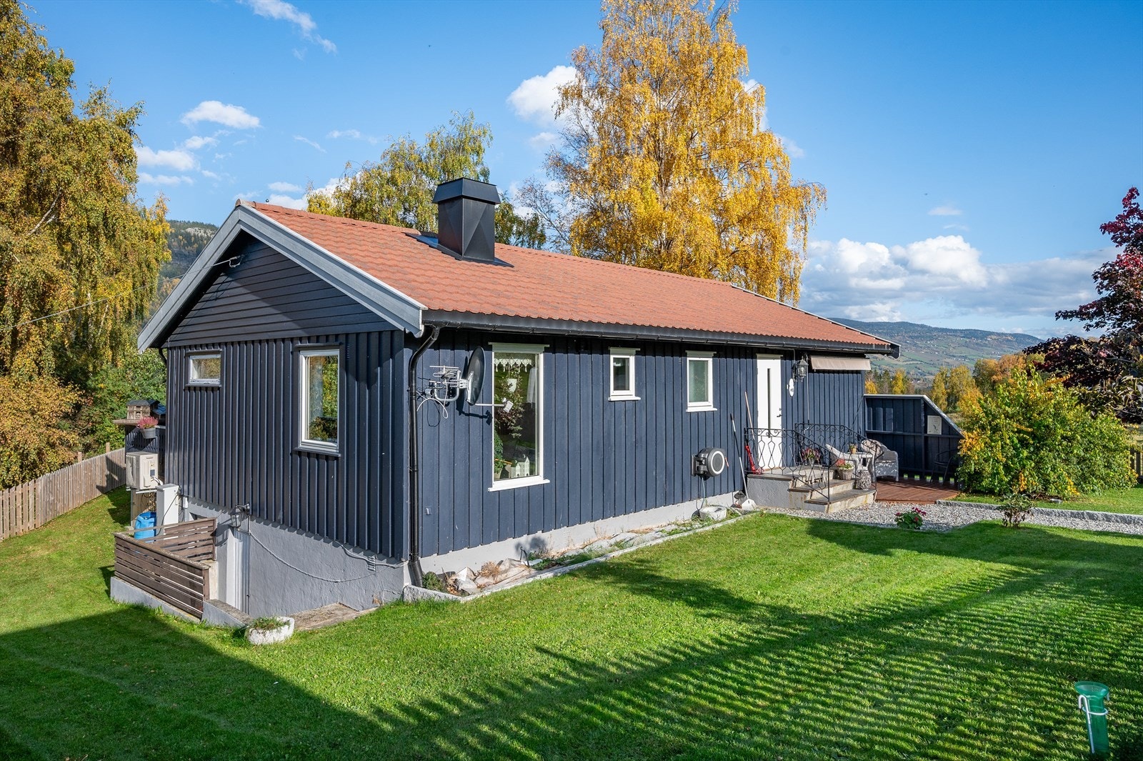 Eiendommen har pent opparbeidet tomt Galleribilde