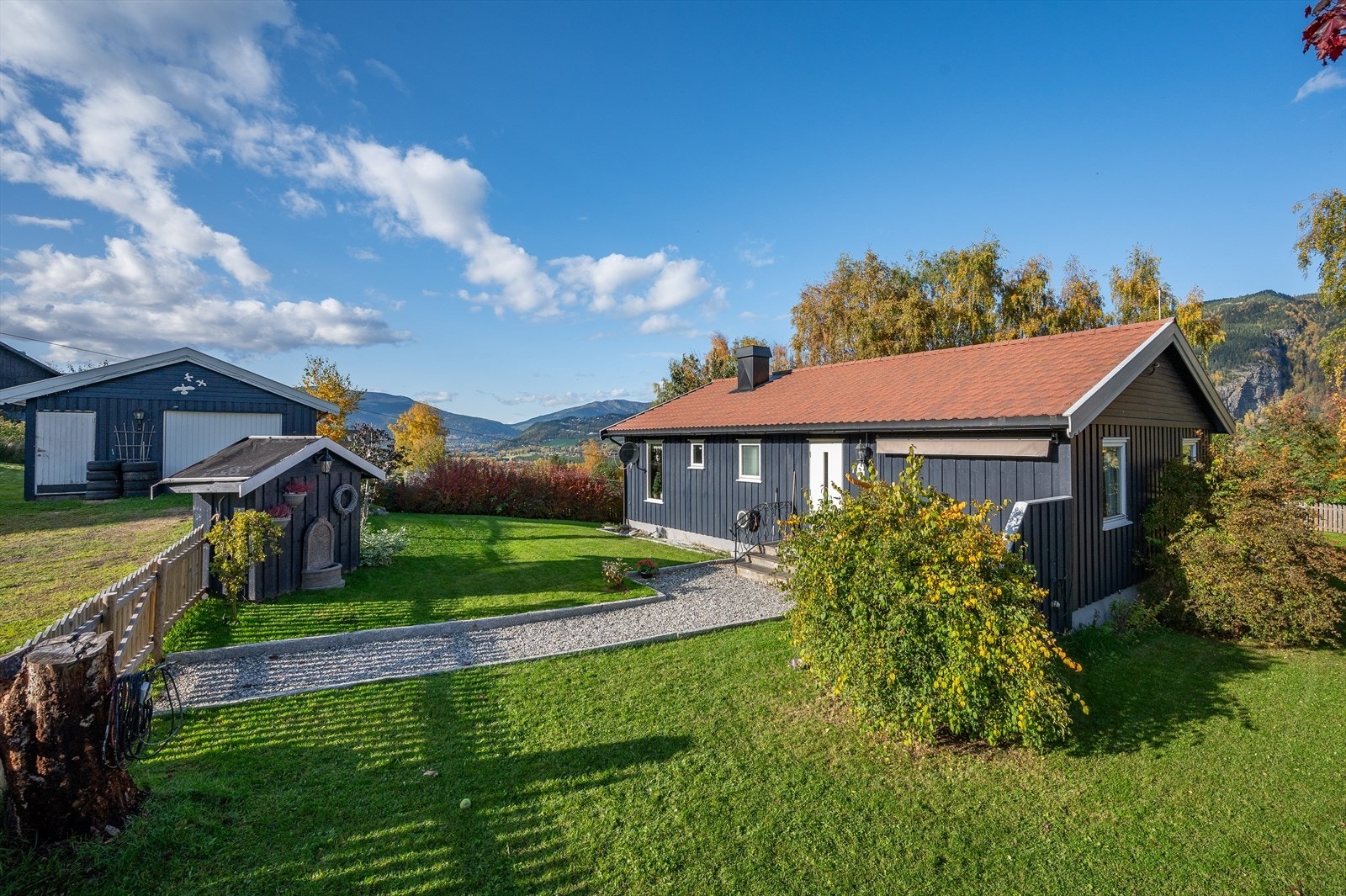 Eiendommen ligger fint til langs Baksidevegen mellom Harpefoss og Vinstra Galleribilde