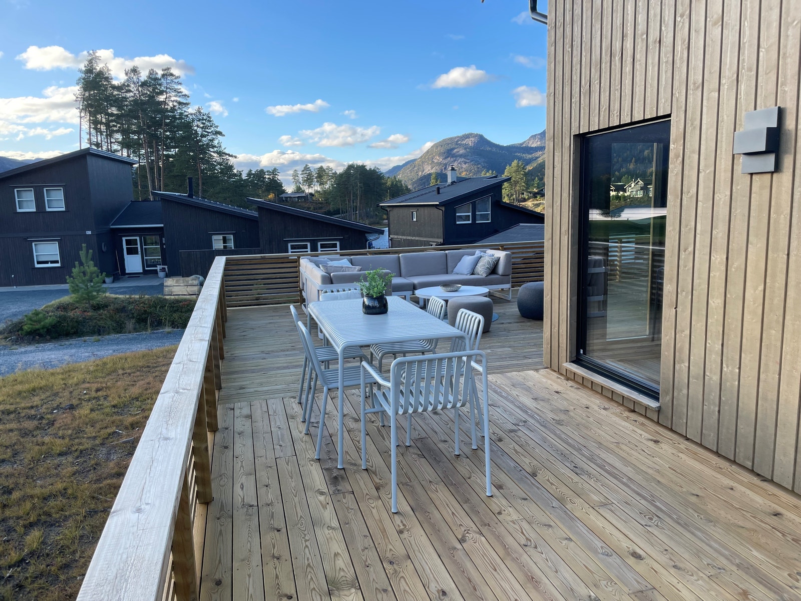 Terrasser på sider av hytta. Galleribilde