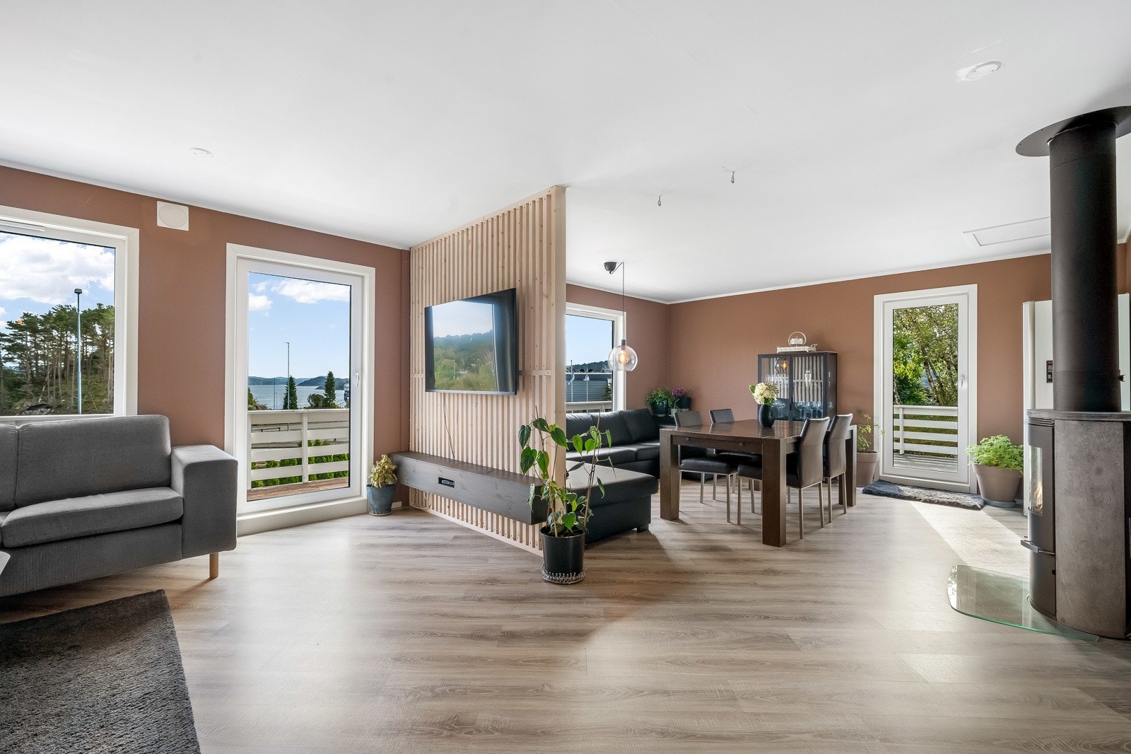 Trivelig innredet stue med gode vindusflater for godt lysinnslipp. Galleribilde