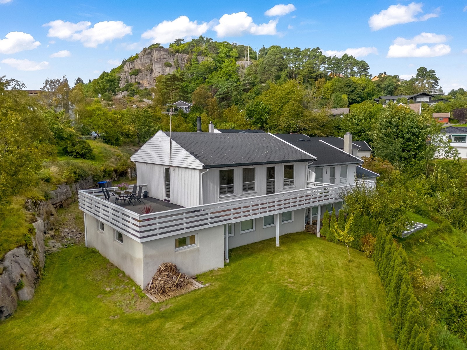 Eiendomsmegler MNEF Anita Cecilie Gabrielsen ønsker velkommen til Danefjellveien 16B! Galleribilde