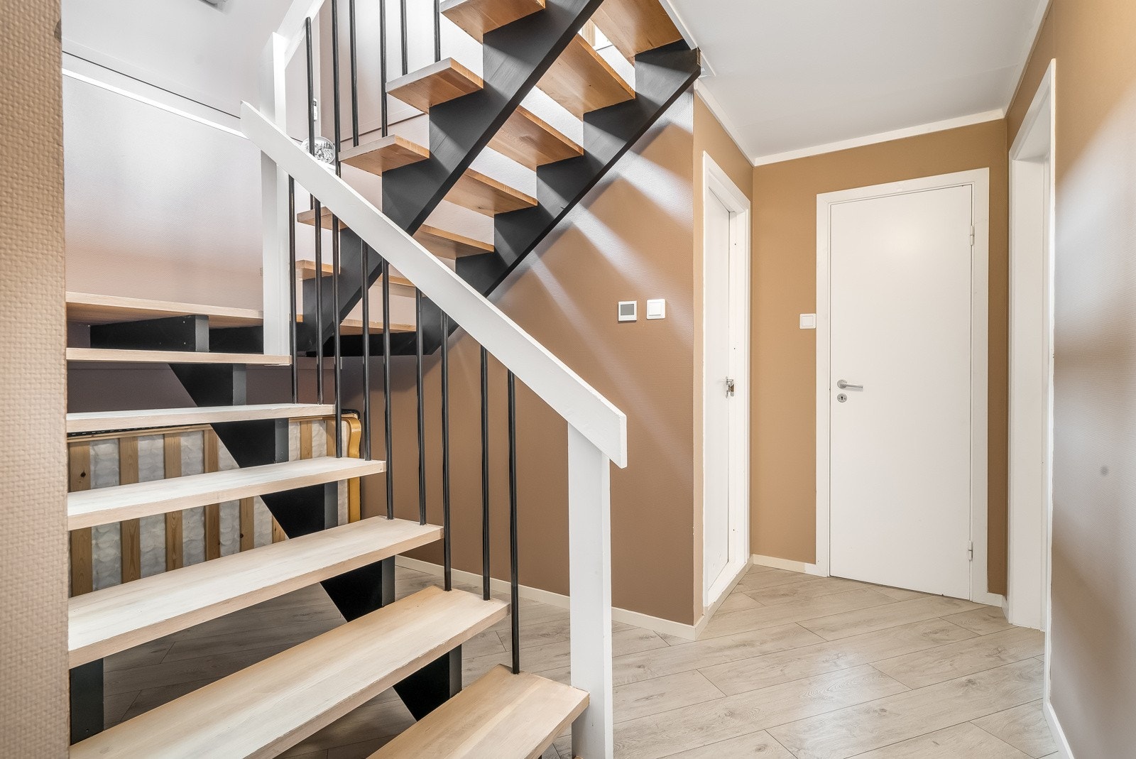 Trappen går fra stua ned til gang i underetasjen. Galleribilde