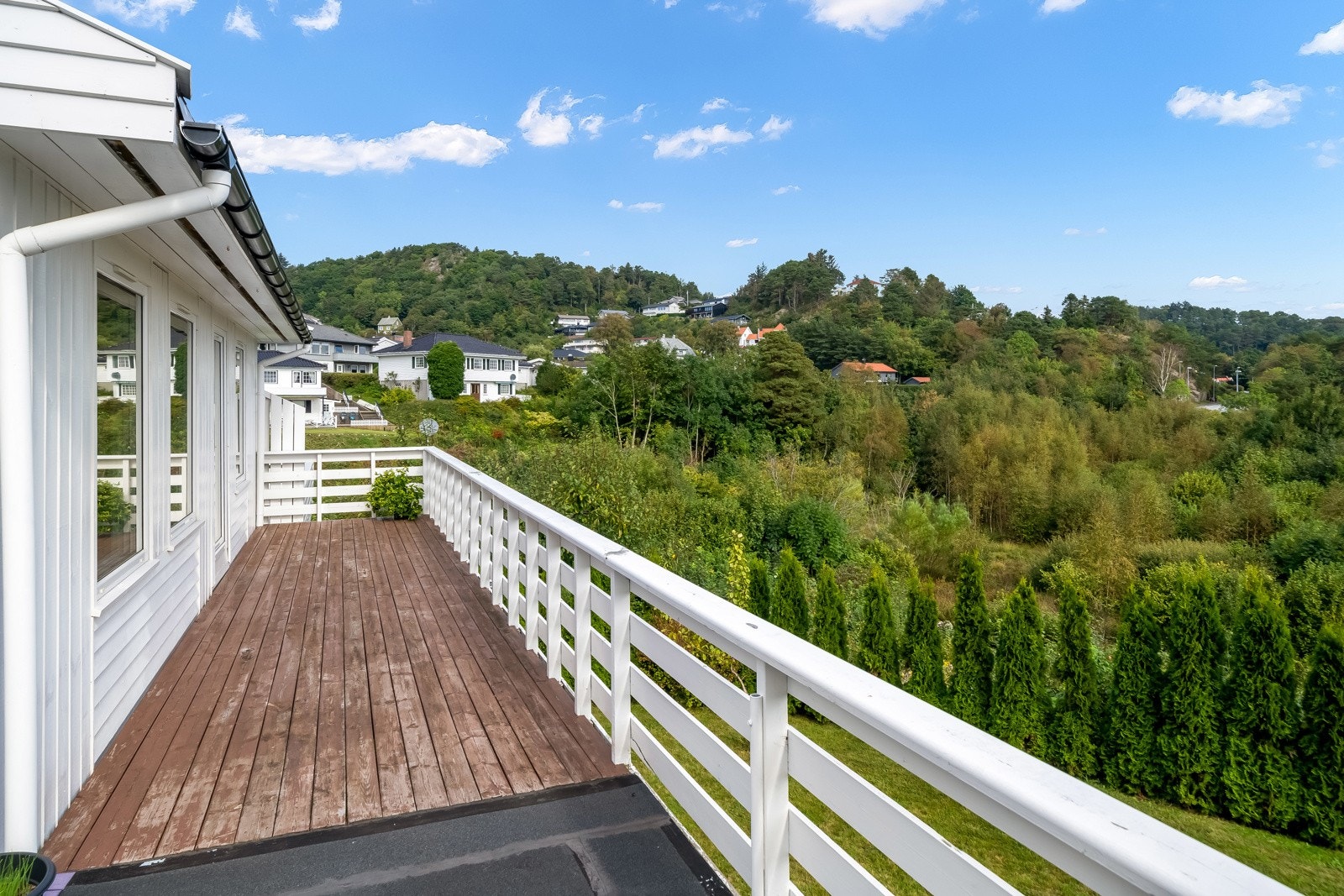 Terrassen strekker seg rundt boligen. Galleribilde