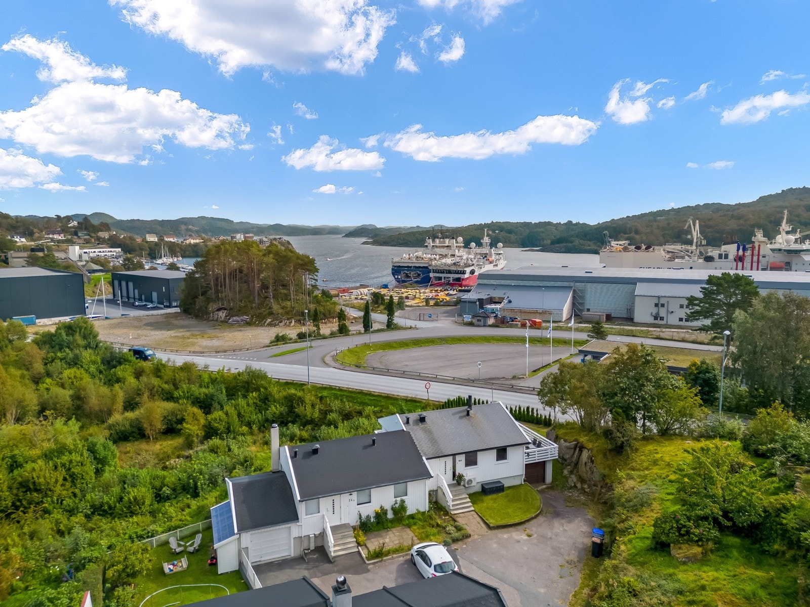 Boligen ligger fint til med fin utsikt mot sjøen. Galleribilde