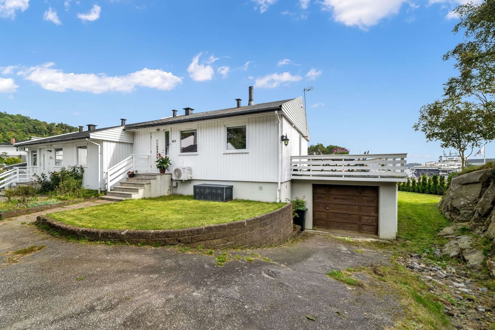 Asfaltert tun med nedkjørsel til garasje. Galleribilde