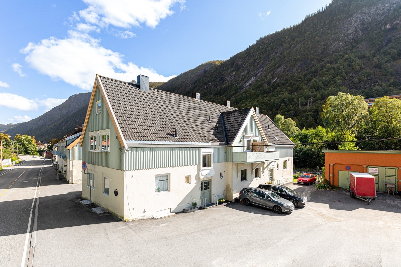 Leiligheten ligger i 2.etasje og inneholder blant annet to soverom, romslig stue, nyere bad og balkong Galleribilde