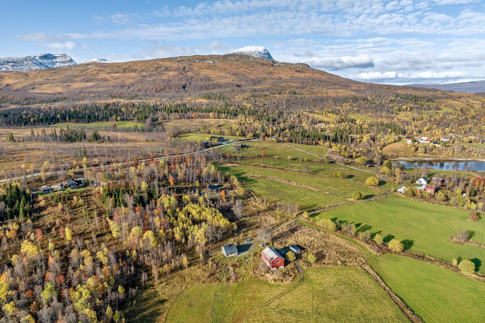 Her ser du den fine grenda. Legg merke til at det er satt inn et stort vindu i røystet av fjøset. Fra vinduet er det praktfull utsikt mot Røsvatnet. Galleribilde