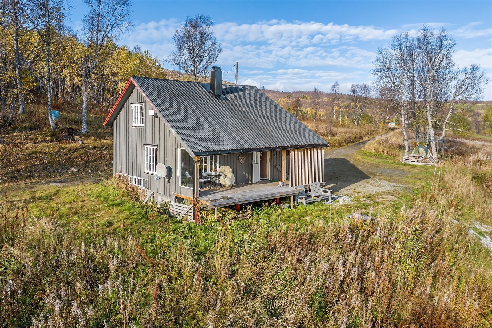 Fritidsboligen. Her ser du veien som går helt frem til boligen (ikke tinglyst veirett hele veistykket) Galleribilde