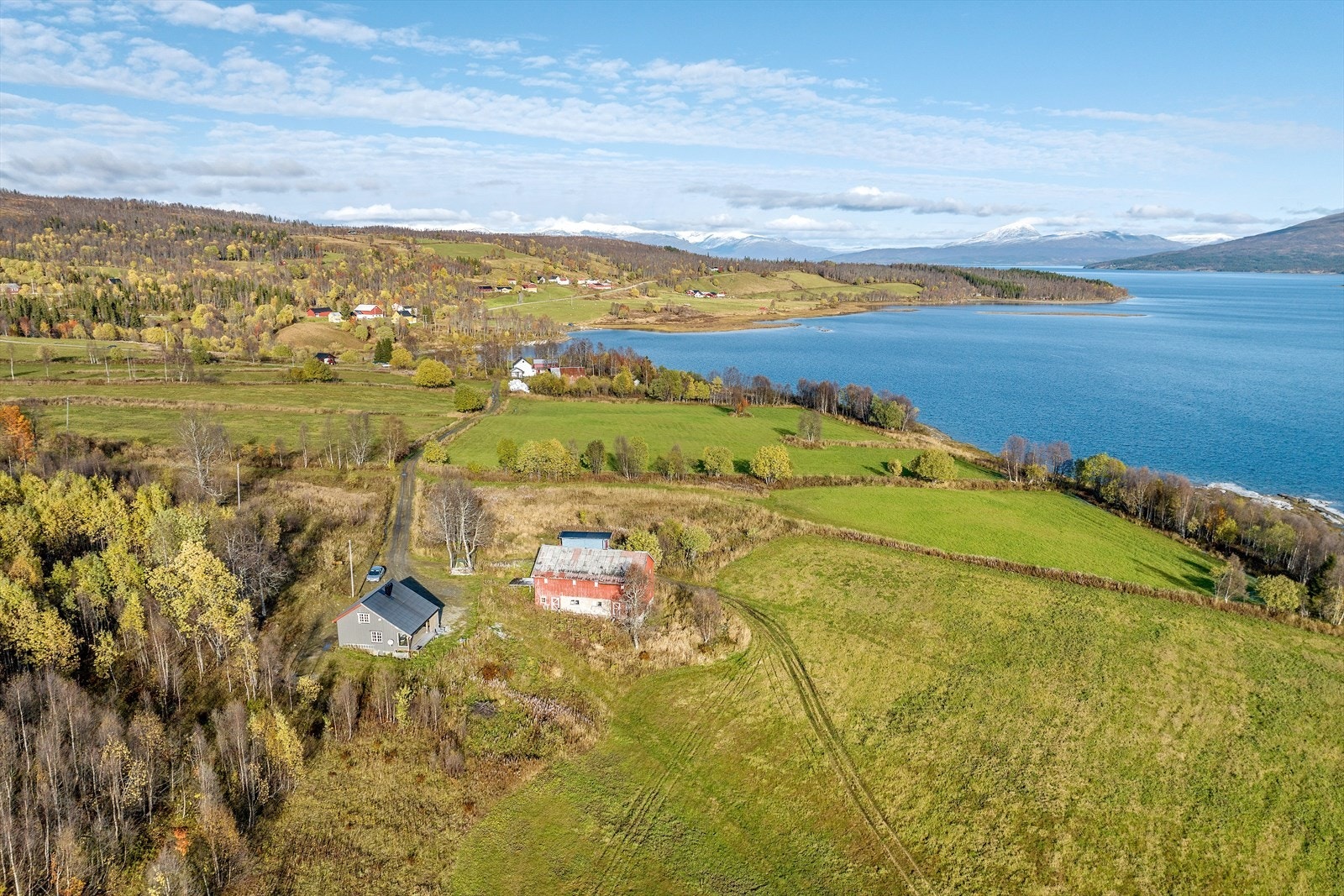 Drømmer du om et landlig sted i fin natur - kan dette være stedet. Eiendommen består av hytte, anneks og fjøs. Galleribilde