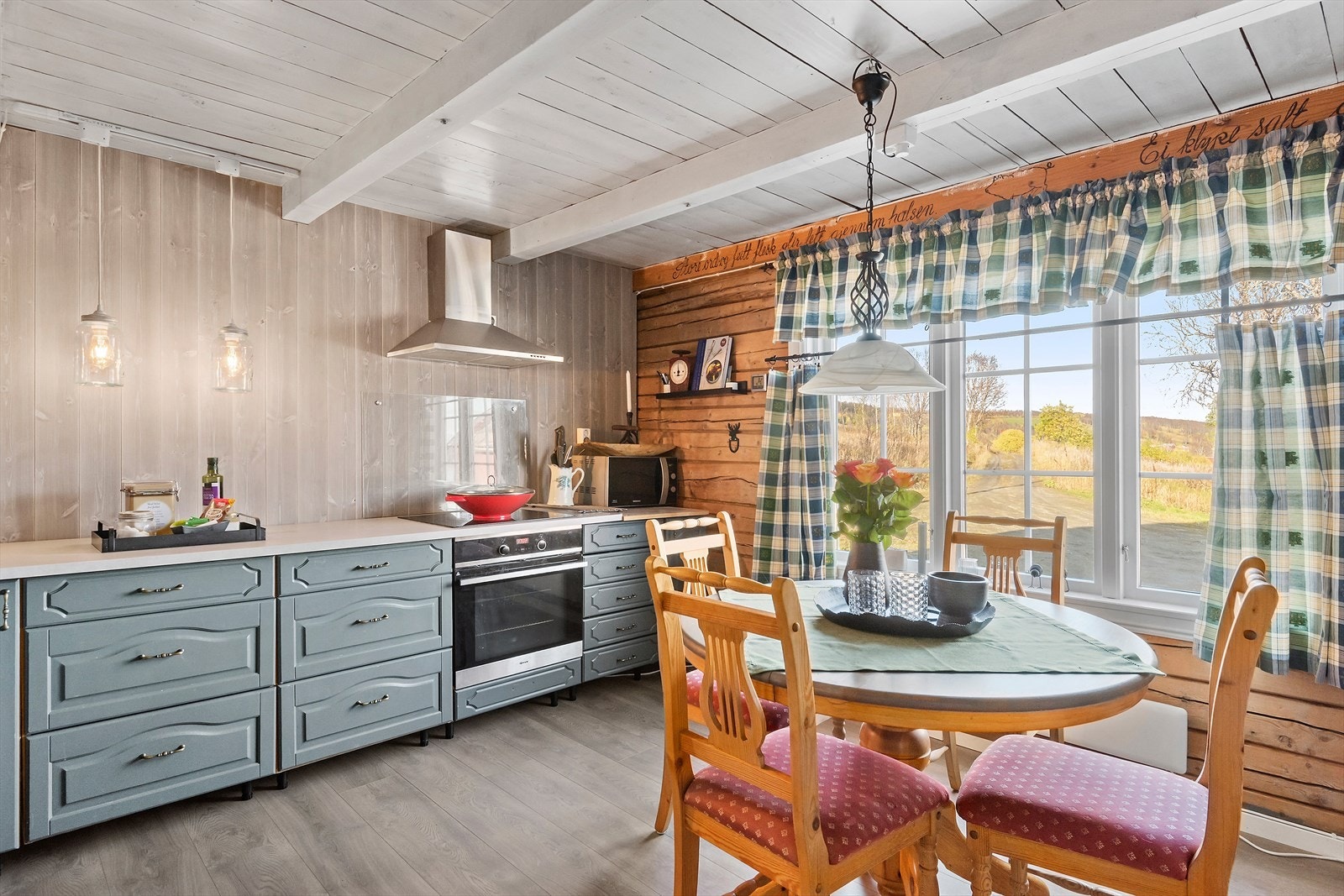 Hyggelig kjøkken med plass til kjøkkenbord. Flott sted å samle familien for gode måltid. Kjøkkenet har rikelig med skuffer og skap. Integrert komfyr og platetopp medfølger. Galleribilde