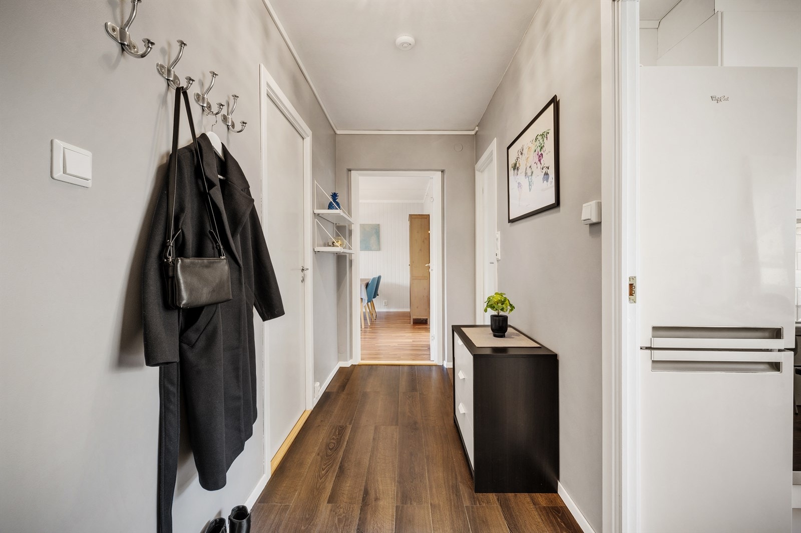 Gangen er av god størrelse, her kan du henge fra deg yttertøyet og det er god plass til skoskap/kommode. Galleribilde