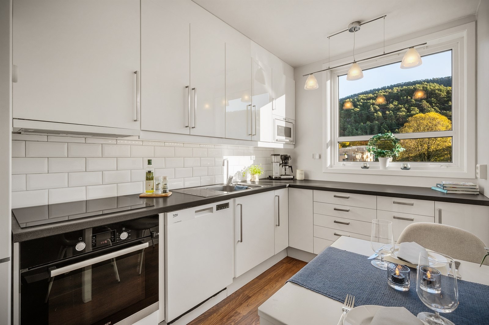 Her har du også plass til en koselig spisegruppe, perfekt for frokost i en travel hverdag. Galleribilde
