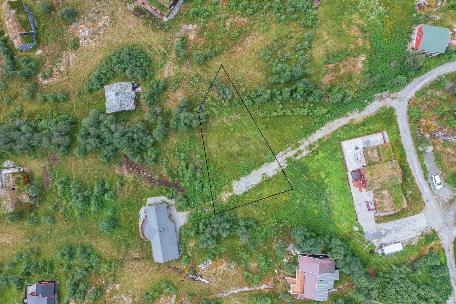 Me tar forbehold om at tomegrenser kan vike ihøve bilete, da grensene er merka på augemål av meklar etter reguleringsplan. Galleribilde