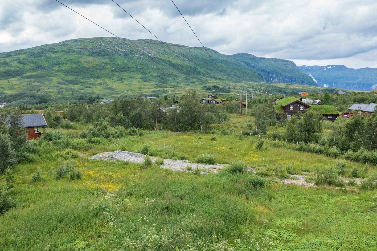 Solrik og flott tomt der hyttedraumen kan realiserast. Tomta ligg fint til med gode utsikt- og solforhald. Galleribilde
