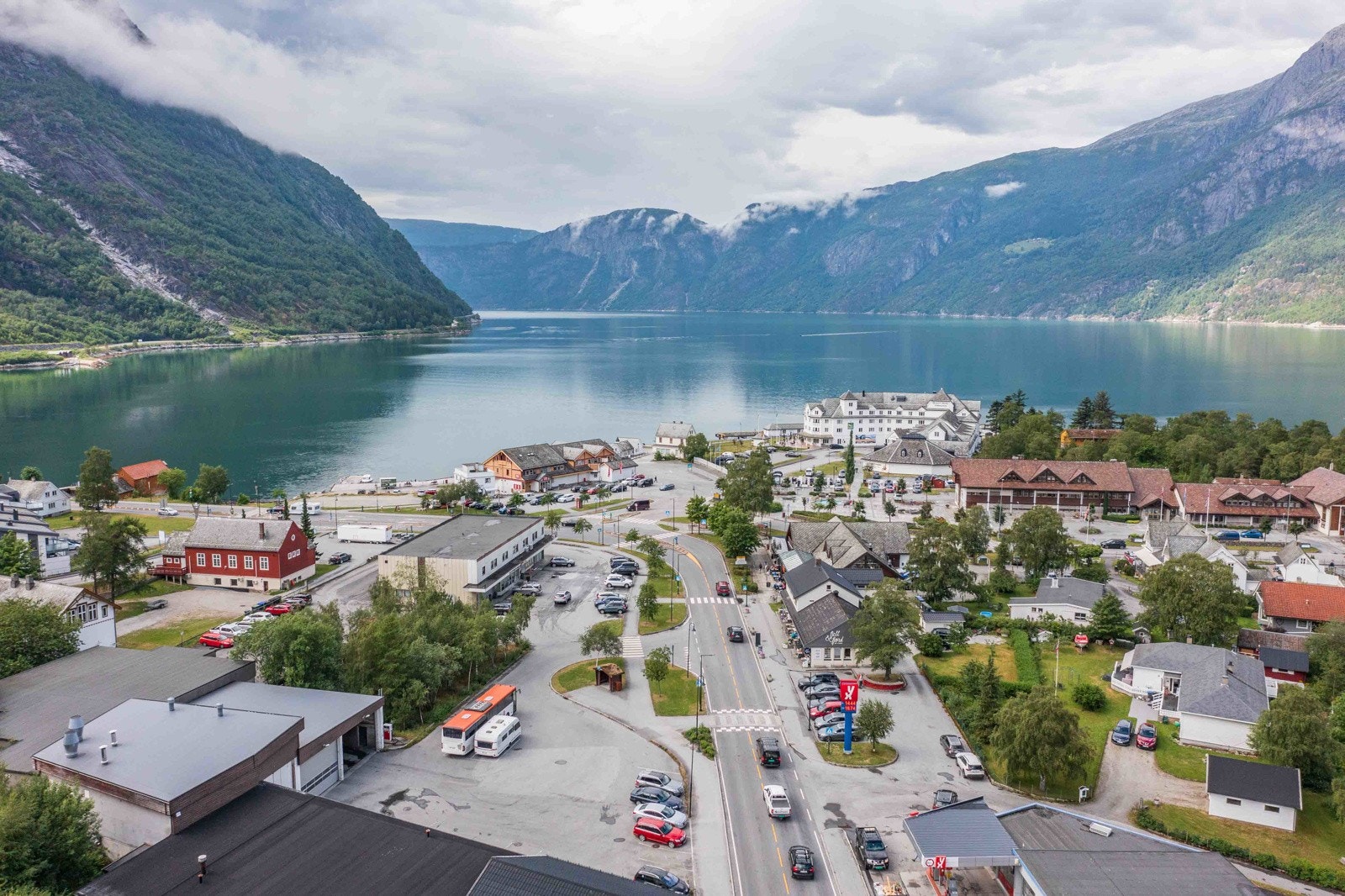Det er ca. 20 min i bil til Eidfjord sentrum med daglegvarebutikkar og koselege kaféar. Galleribilde