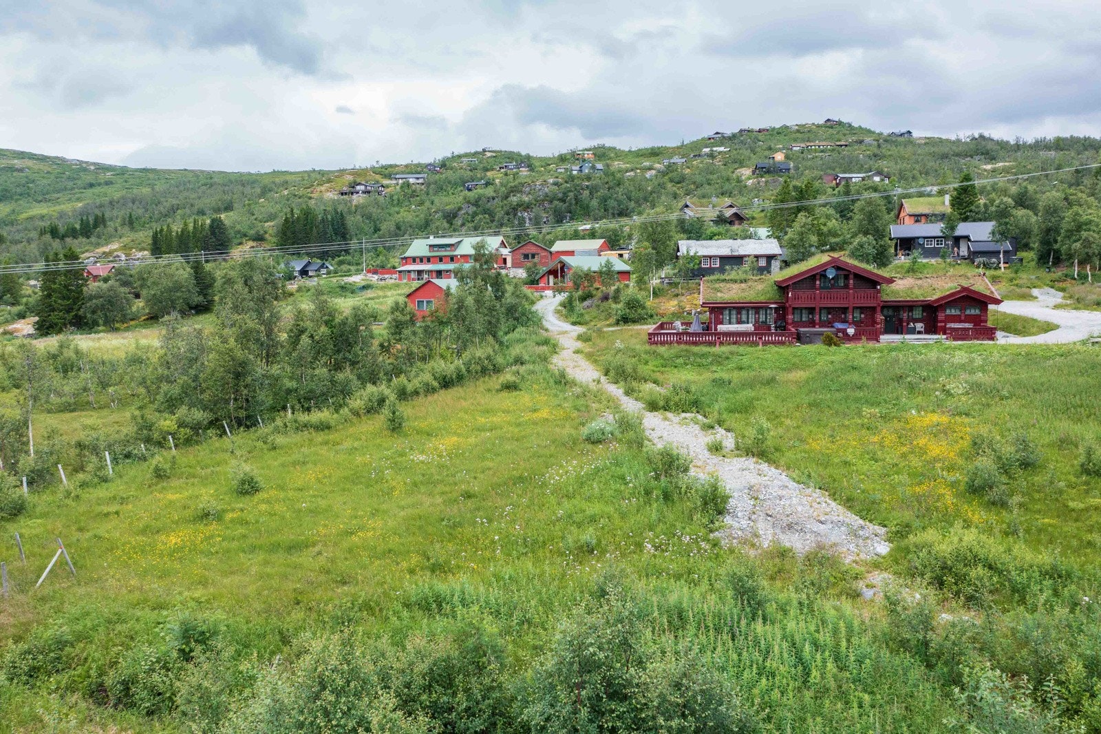 Vinterstid er det gode turmoglegheiter med preparert skiløypenett på ca. 10 mil kun 50 meter unna tomta. Dette løypenettet er tilknytt Sysendalen Skisenter som også gir moglegheitar til å stå alpint kun ti minuttar unna tomta med bil. Galleribilde