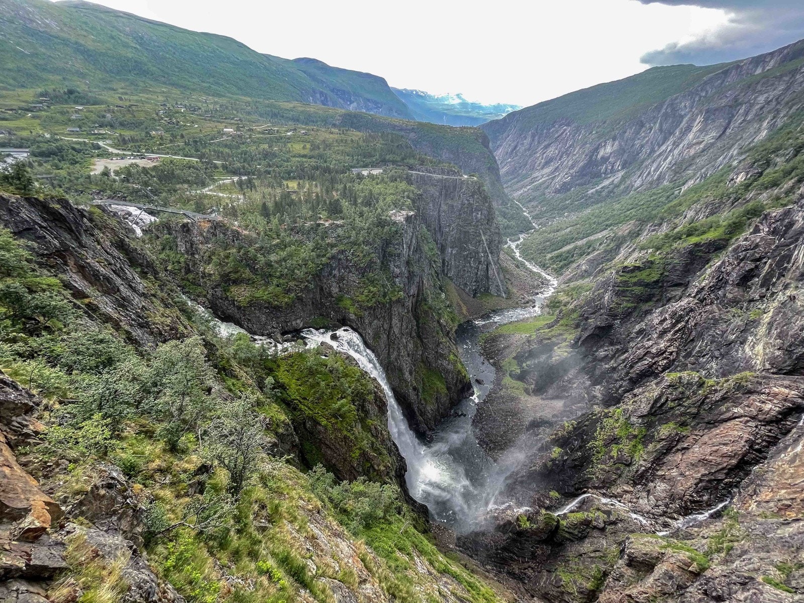 Kun ca. 600 m unna ligg den spektakulære Vøringsfossen, som er norges mest berømte fossefall. Denne kan ein nyte til fots og oppleve på nært hald. Galleribilde