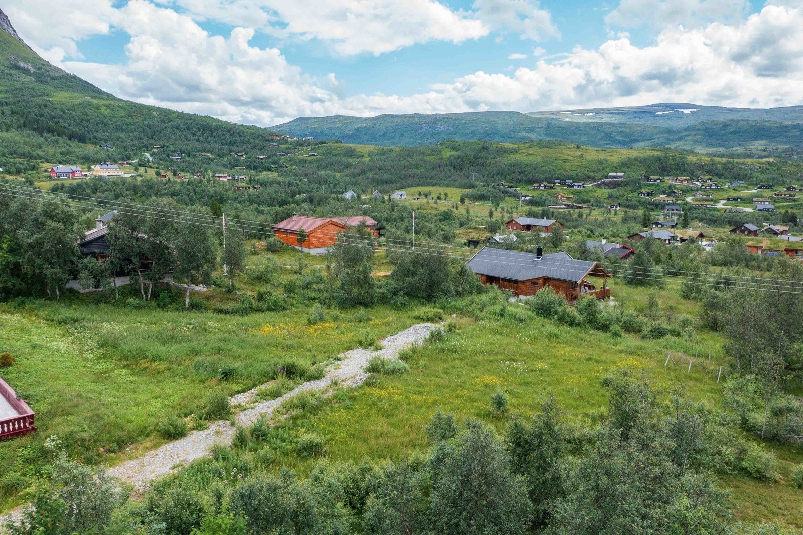 Tomt med fin beliggenheit i Sysendalen på Vøringsfoss i Eidfjord Kommune. Tomta har ein plassering ca. 750 m.o.h og ligg midt i dalen. Galleribilde