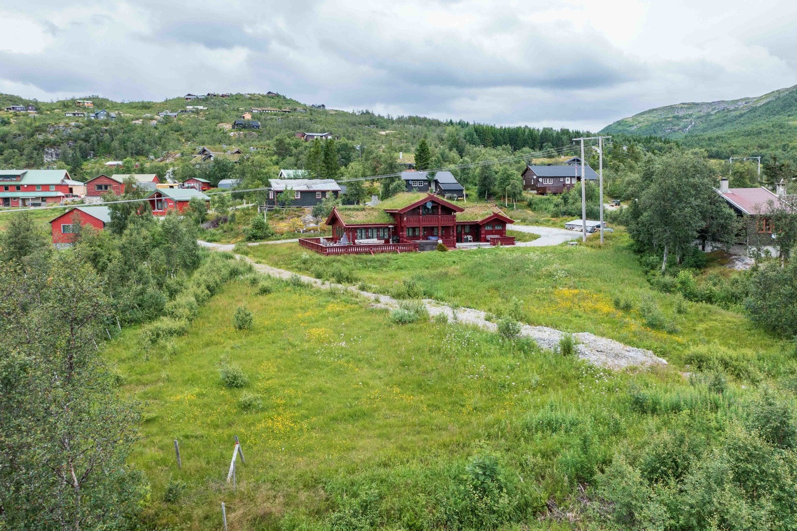 I tillegg har ein Hardangervidda nasjonalpark i umiddelbar nærleik, som er Nord Europas største fjellplatå med turmoglegheitar både sommar- og vinterstid. Galleribilde
