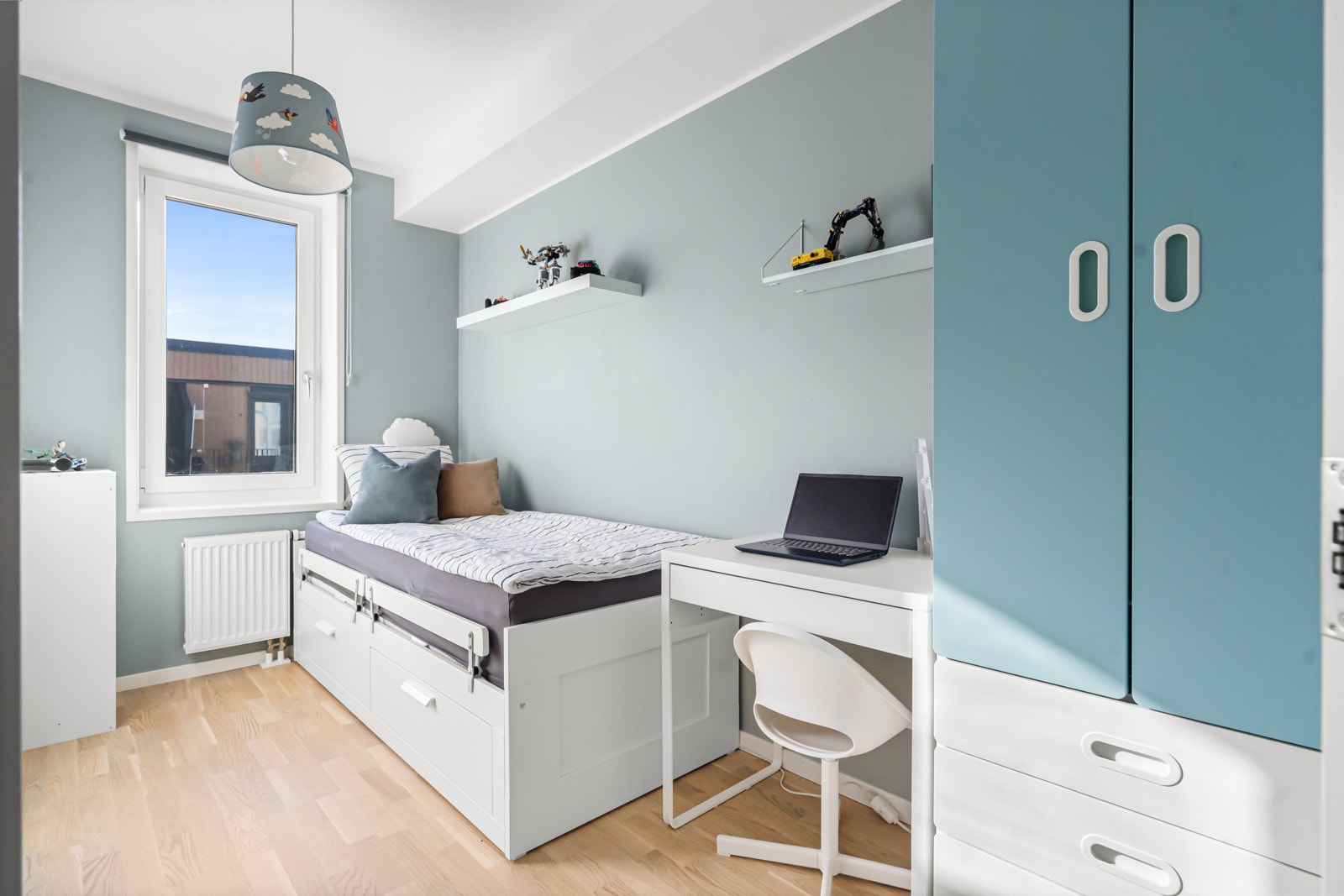 Meget romslig soverom med god plass til seng og tilhørende møblement. Galleribilde