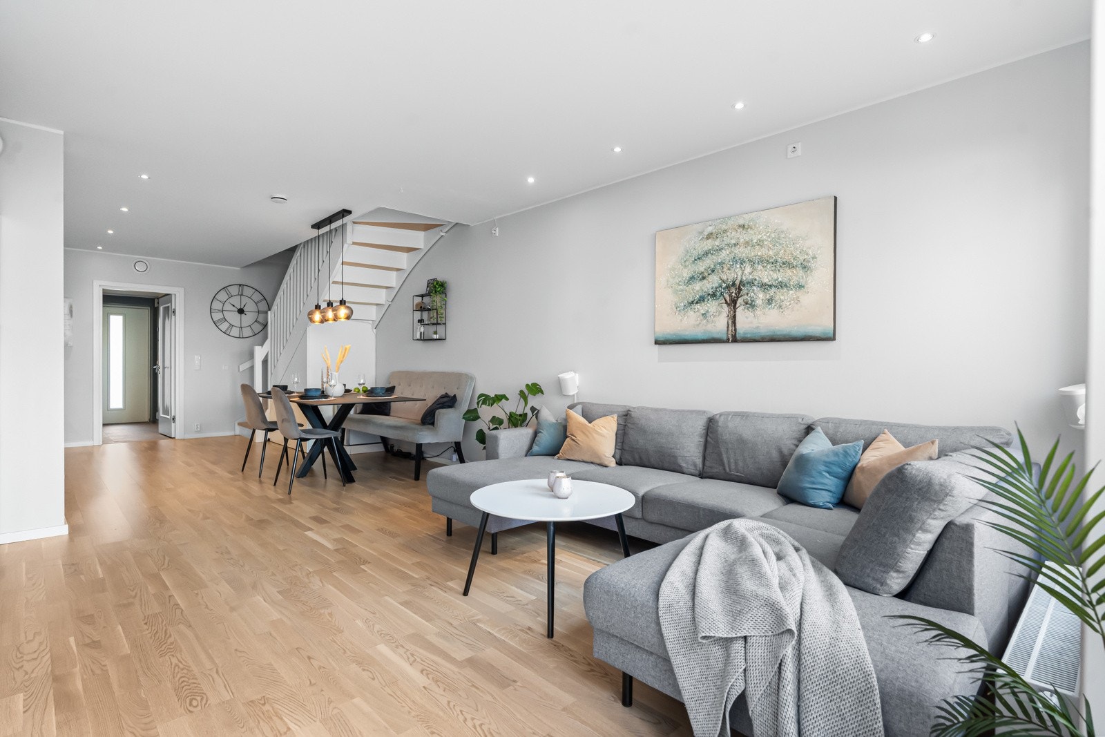 Den åpne stue/kjøkkenløsning understøtter leilighetens smarte planløsning. Galleribilde