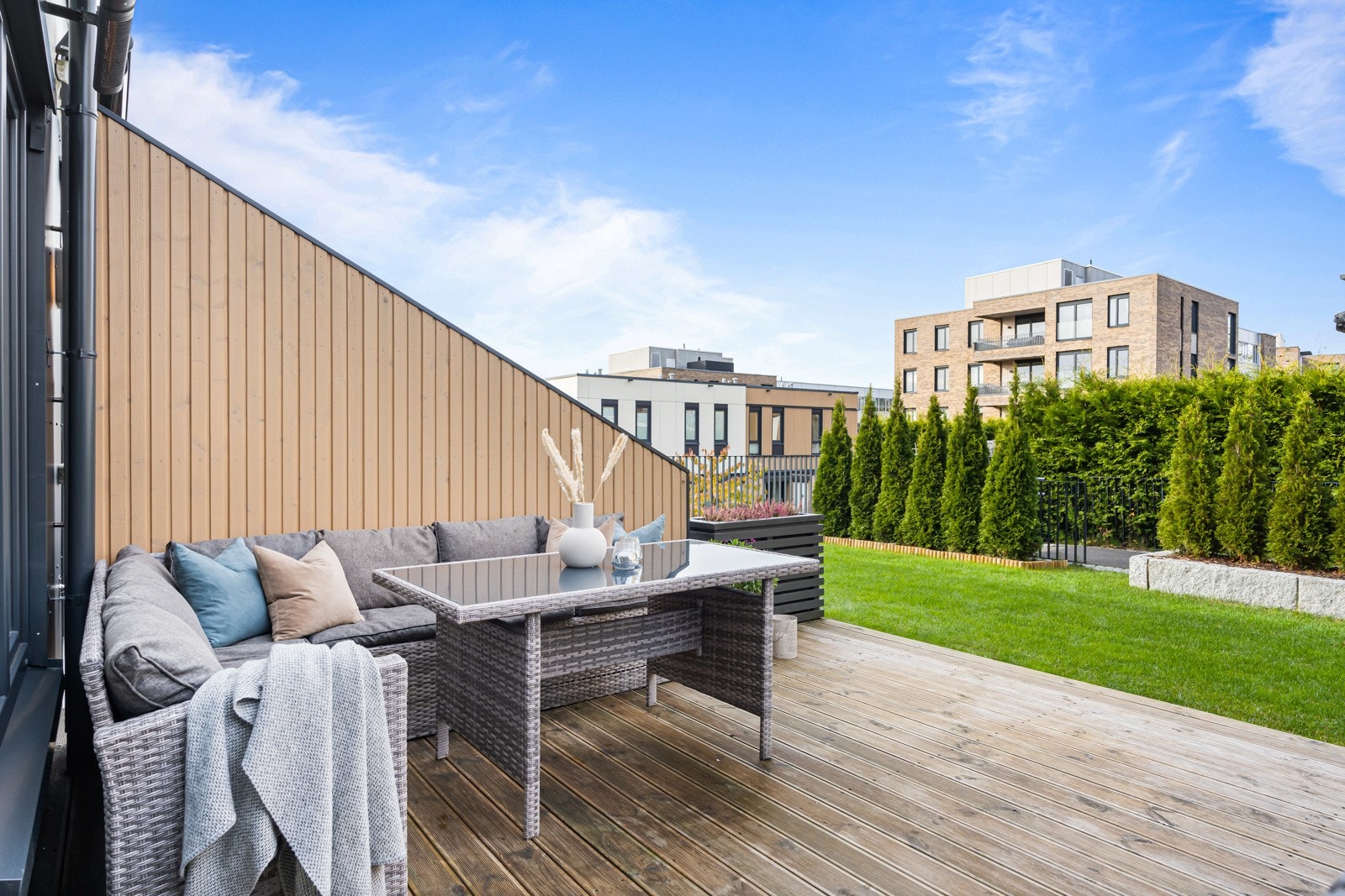 Terrassens store størrelse gir god plass til utemøbler og grill. Galleribilde