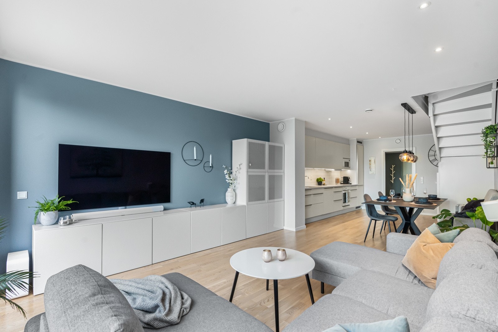 Stuen er i åpen løsning med kjøkkenet som skaper en god atmosfære samt som det blir boligen naturlige samlings punkt. Galleribilde