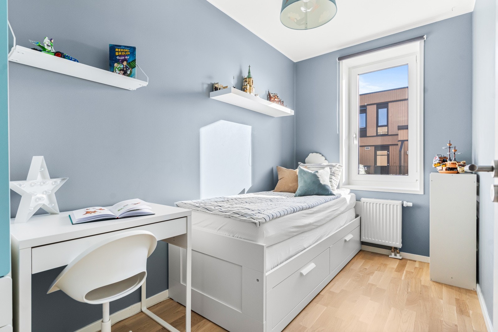 Siste soverom brukes i dag som et barnerom men kan ved enkle grep bli et walkin closet, kontor eller gjesterom. Galleribilde