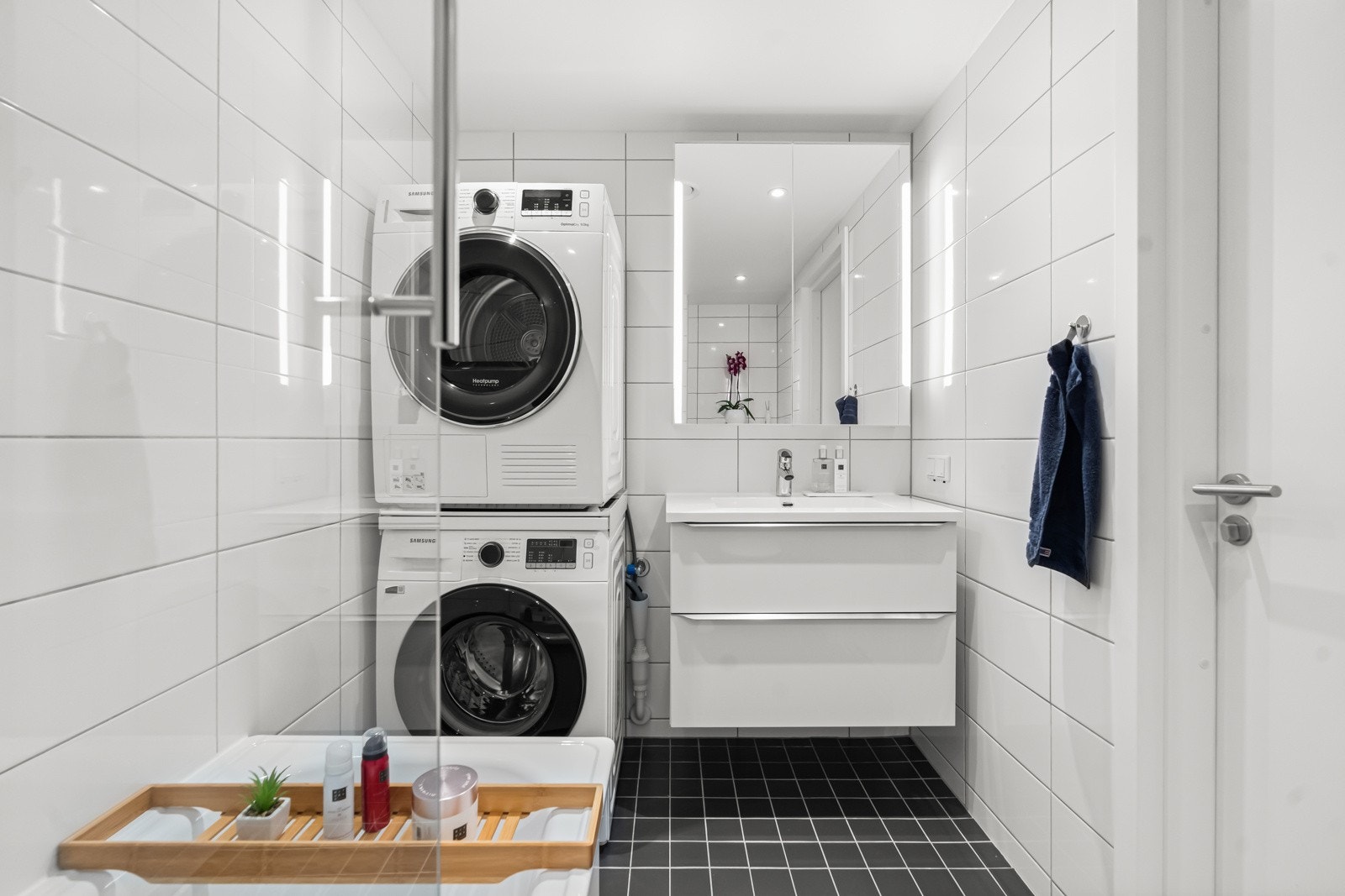 Det er opplegg for vaskemaskin/tørketrommel på badet. Galleribilde