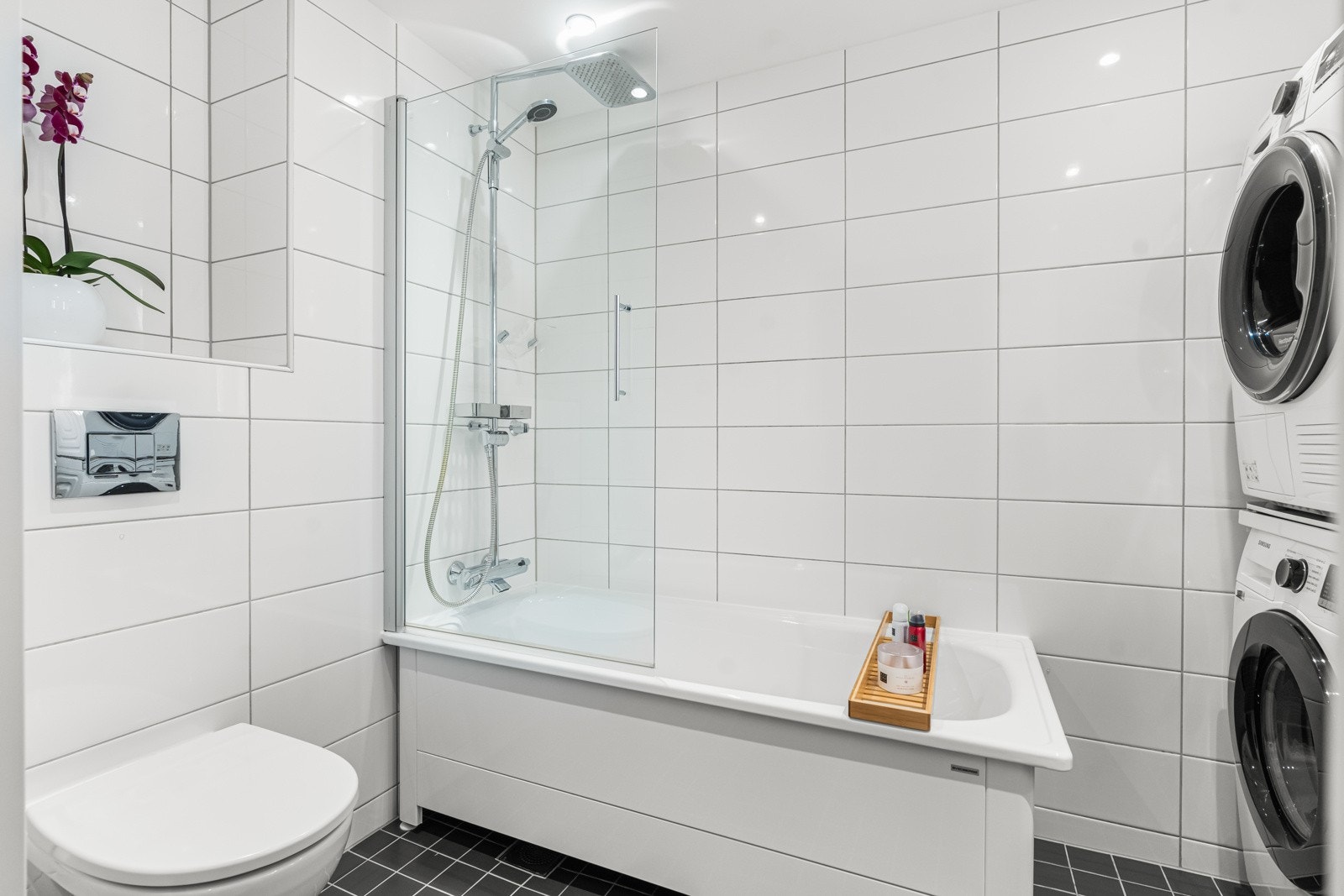 Badet er av romslig størrelse og er pent opparbeidet med vannklosett og badekar med dusjing direkte på vegg. Galleribilde