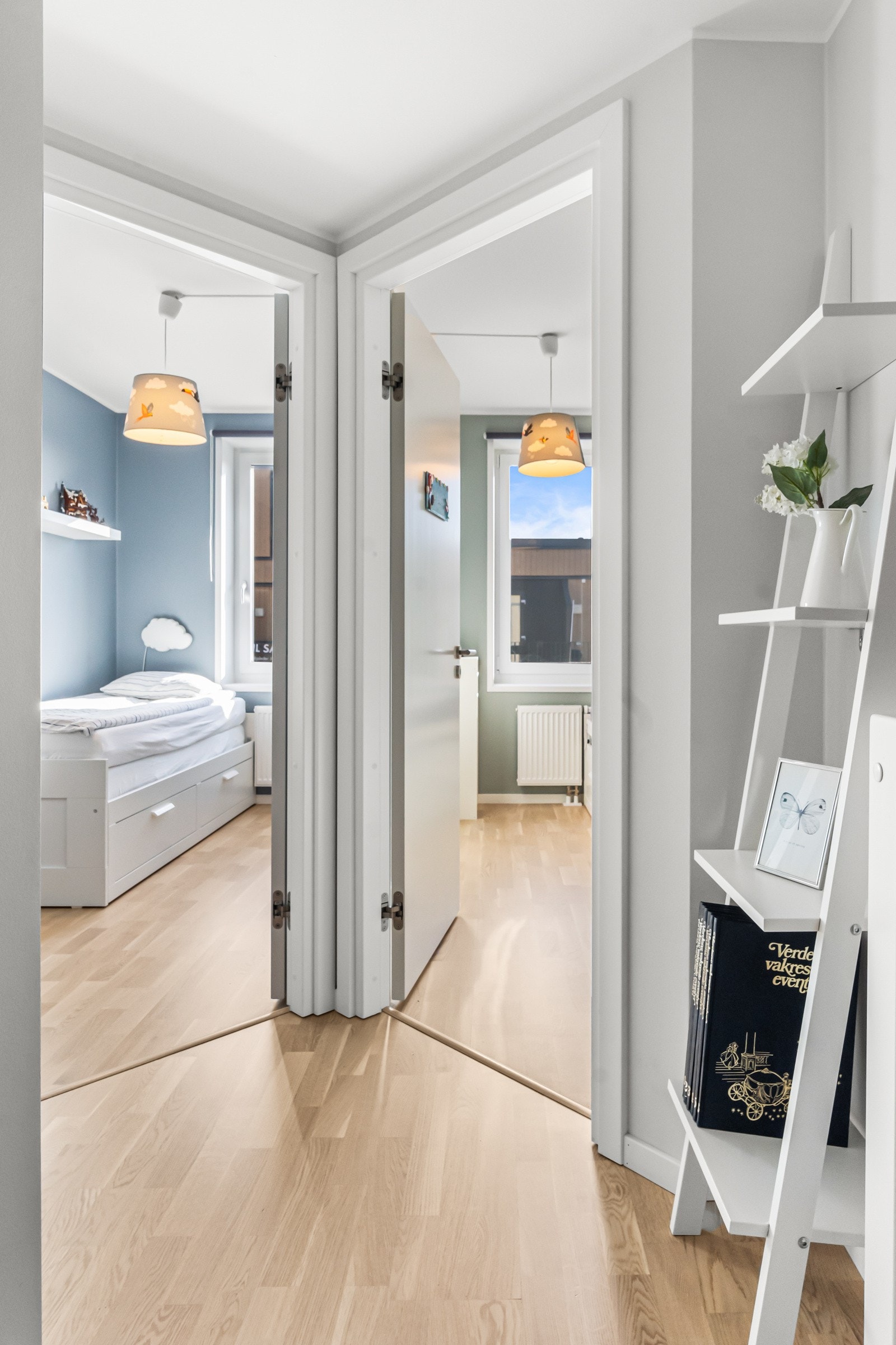 Fra gangen inn til soverommene. Galleribilde