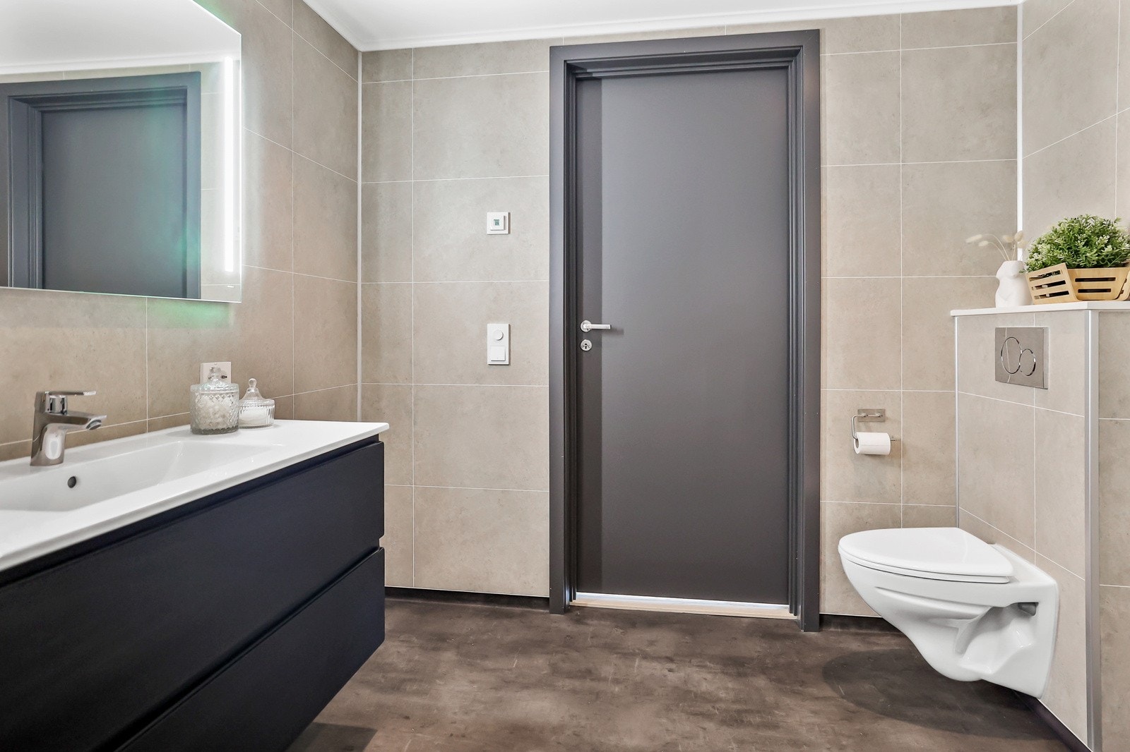 Badet har baderomsplater på vegg og belegg med gulvvarme på gulv Galleribilde